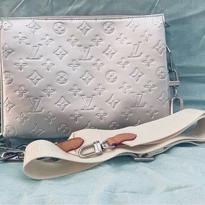 Silver flower clutch/crossbody bag.